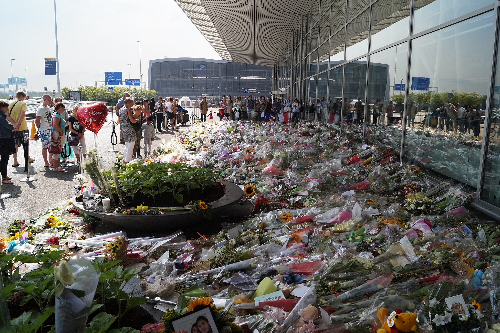 Il mare di fiori in aeroporto per le vittime del disastro del volo MH17.