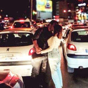 Una coppia di iraniani si bacia per strada sfidando i tabù della Repubblica Islamica