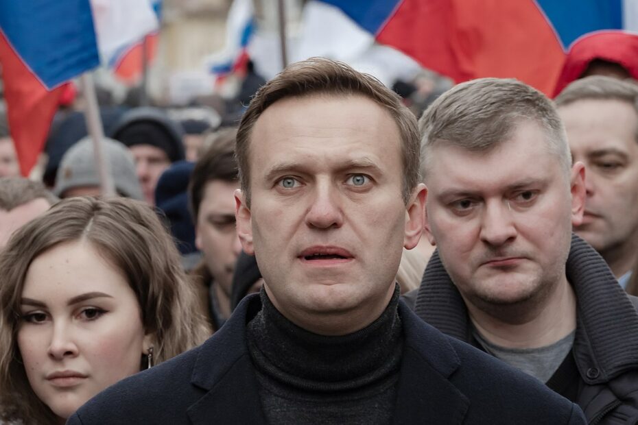 L'oppositore Alexei Navalny in marcia in memoria del politico Boris Nemtsov, ucciso in Russia.