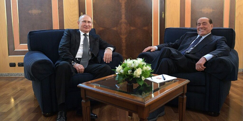 Vladimir Putin incontra all'aeroporto di Roma Fiumicino l'ex Presidente del Consiglio della Repubblica Italiana Silvio Berlusconi.